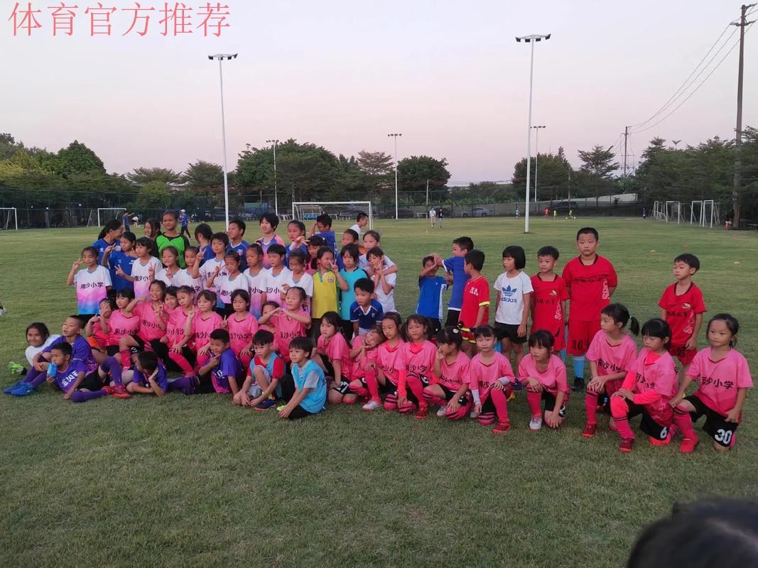 “女足校园行”走进呼家楼中心小学 “女足校园行”走进呼家楼中心小学